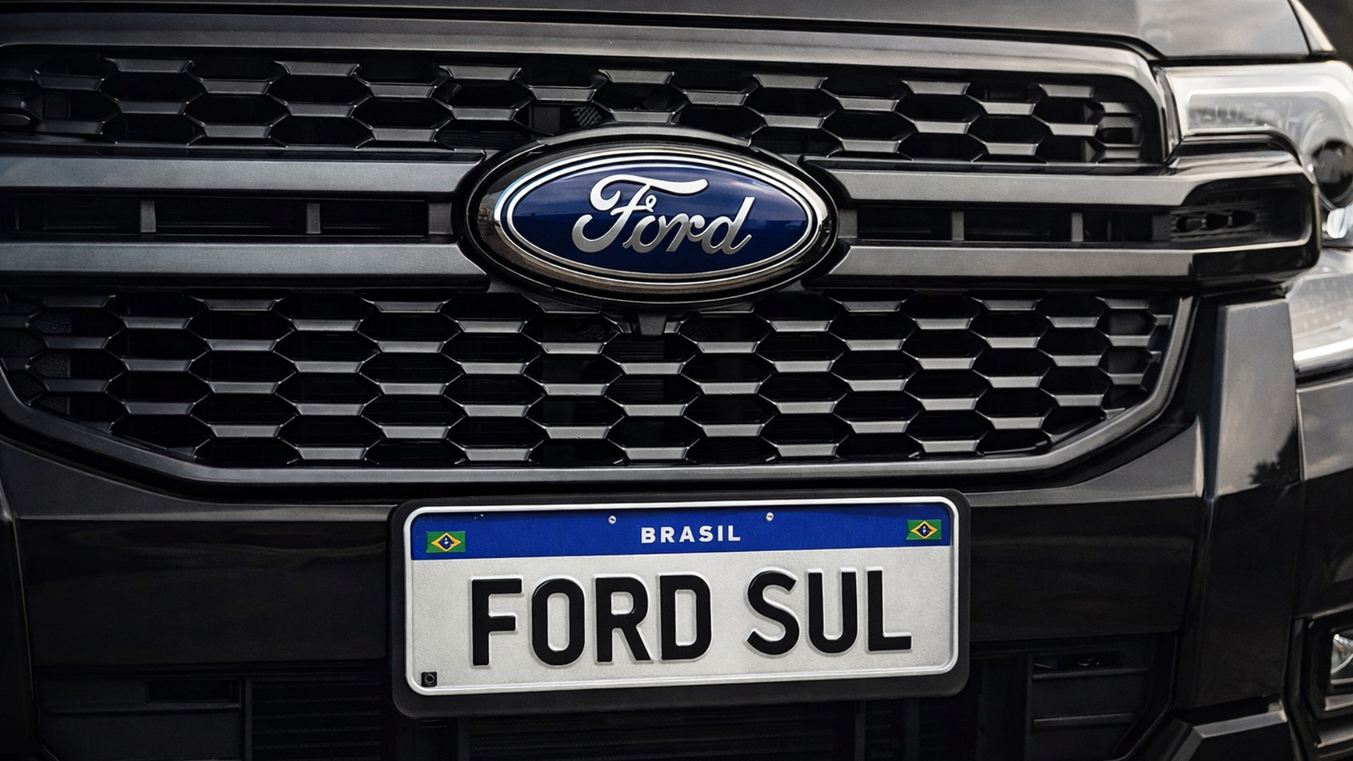 Ford Ranger branca em uma estrada de terra