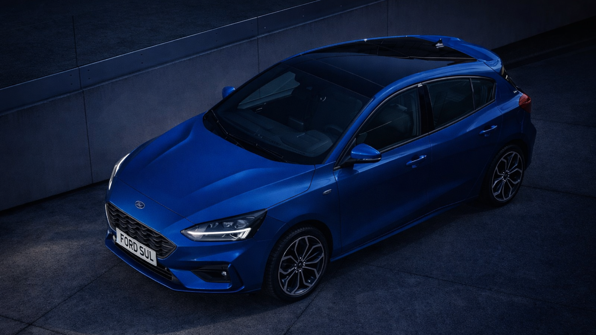 Motor de carro sendo inspecionado por um mecânico
